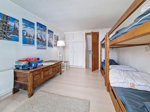 une chambre avec un lit et un bureau et un lit superposé dans l'établissement Appartement spacieux aux Menuires, 3 pièces, 8 pers, balcon Sud/Ouest, ascenseur - FR-1-344-1170, aux Menuires