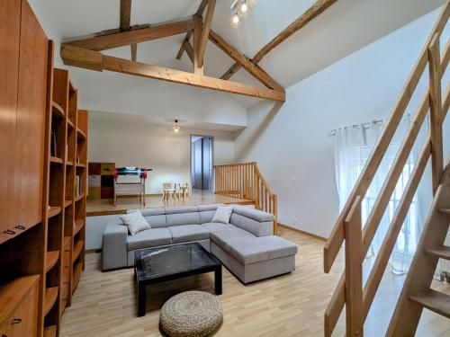 un salon avec un canapé et une table dans l'établissement Gîte rénové à Nonsard-Lamarche près du lac de Madine, animaux admis, 4 pers - FR-1-585-173, à Nonsard