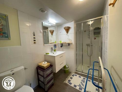Ένα μπάνιο στο Charmant Gîte à Beaufou avec Terrasse Privée - FR-1-426-581