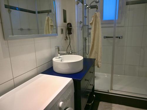 Ένα μπάνιο στο Gîte Charmant avec Terrasse Privée et Parking à Zellenberg - FR-1-744-44