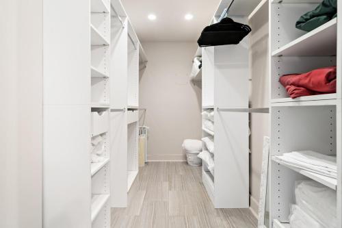 een witte inloopkast met witte planken bij Game Room Pool Fun, Close To Downtown Life in West Palm Beach