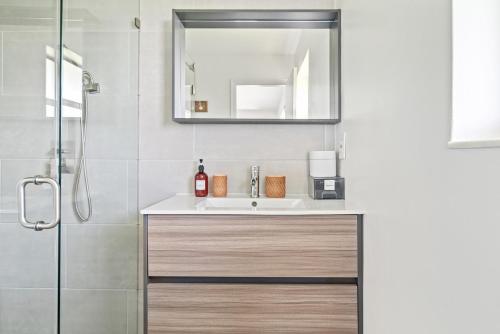 Ένα μπάνιο στο Private Pool Retreat, Tranquil Near Dt & Beach