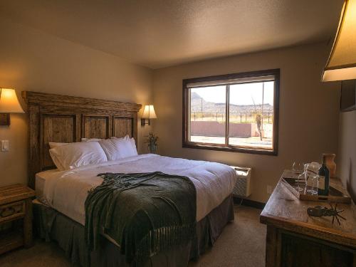 una camera con un grande letto e una finestra di Hotel Parker at Quarter Circle 7 ad Alpine