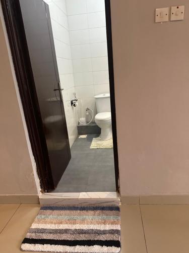 Uma casa de banho em 3-Bedroom Duplex Apt