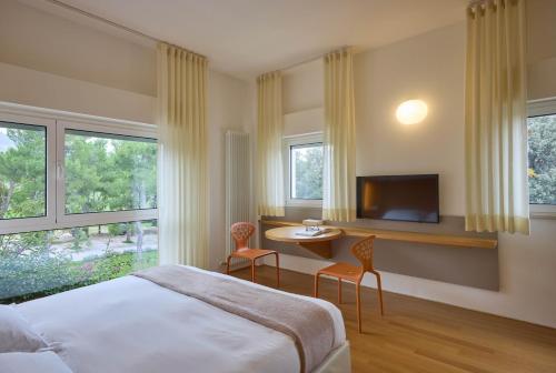 Кровать или кровати в номере Hotel Emilia