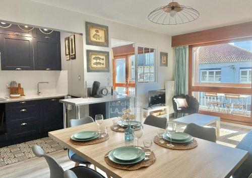 une cuisine et une salle à manger avec une table et des chaises dans l'établissement Appartement Mer & Soleil, à Le Touquet-Paris-Plage