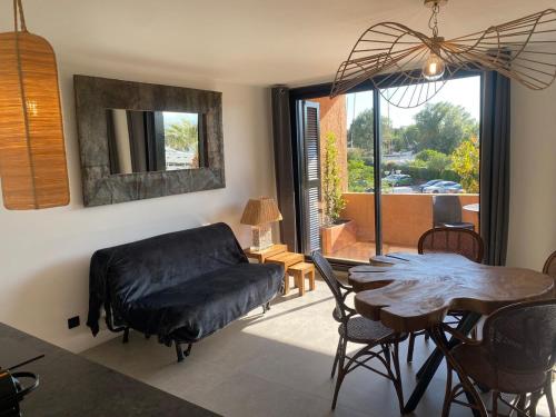 un salon avec un canapé et une table dans l'établissement MarinesAppartement, mer et soleil, à Saint-Tropez