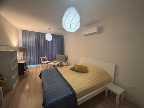 una camera da letto con un letto, una scrivania e una sedia di Apartment Dubrovnik a Varna