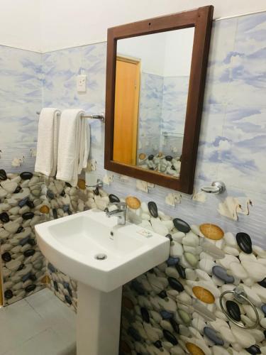 a bathroom with a sink and a mirror at Liana Guest House Ella in Ella