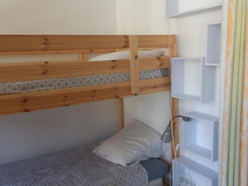 - une chambre avec deux lits superposés et un lit dans l'établissement Studio fonctionnel proche des pistes avec coin chambre séparé, internet et cuisine équipée - FR-1-416-72, à La Toussuire
