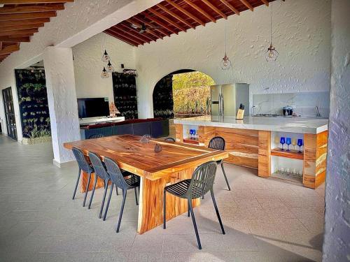 a large kitchen with a wooden table and chairs at Monteclaro Campestre - En Sopetran in Sopetran