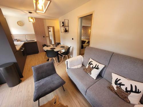 un salon avec un canapé et une table dans l'établissement Appartement rénové 4 pers, centre, balcon, charme - FR-1-598-174, aux Gets