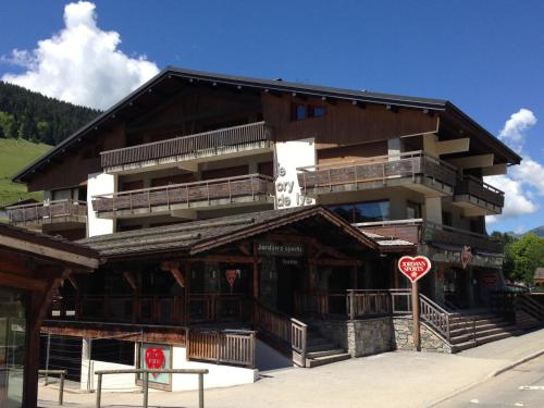 Appartement rénové, au pied des pistes avec parking inclus