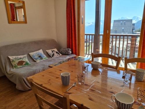 un salon avec une table et un canapé dans l'établissement Saint-François-Longchamp, appartement confortable pour 4, idéal vacances - FR-1-807-118, à Saint-François-Longchamp