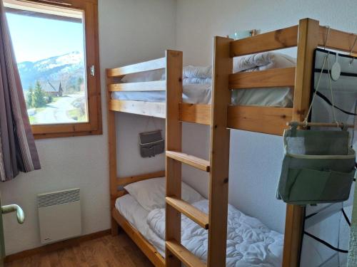 deux lits superposés dans une chambre avec fenêtre dans l'établissement Saint-François-Longchamp, appartement confortable pour 4, idéal vacances - FR-1-807-118, à Saint-François-Longchamp