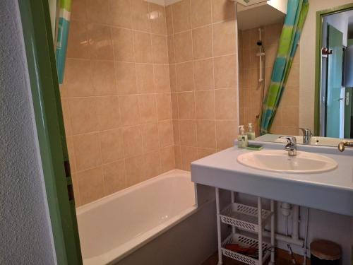 une salle de bain avec un lavabo et une baignoire dans l'établissement Saint-François-Longchamp, appartement confortable pour 4, idéal vacances - FR-1-807-118, à Saint-François-Longchamp