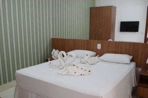 a bed with white towels on top of it at Encontro das Águas Thermas Resort - Caldas Novas, Goiás in Caldas Novas