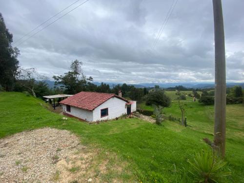 パイパにあるCasa campestre villa de los santosの草原の小さな白い家