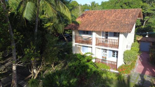 an aerial view of a house with a balcony at Pousada Marauá - Na beira do mar de Cumuru in Cumuruxatiba