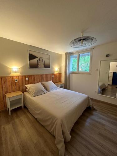 une chambre avec un grand lit et une fenêtre dans l'établissement Résidence la salle, à Perros-Guirec