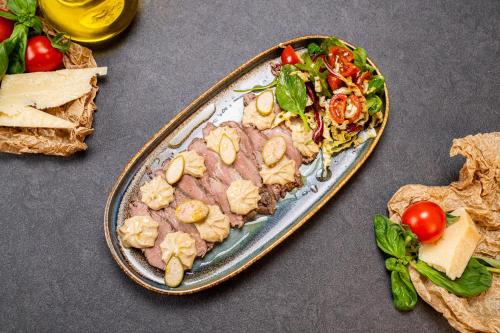 Jídlo v hotelu nebo okolí