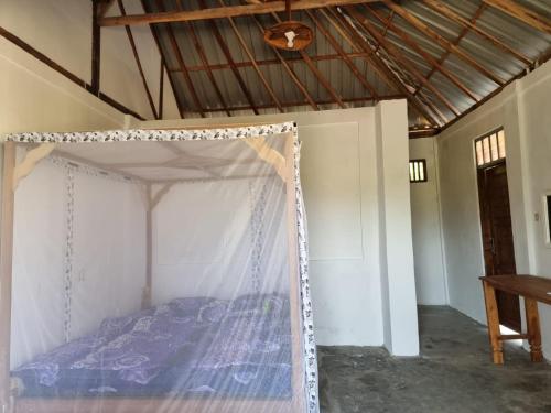 Posto letto in camera con soffitto di See the sea eco Homestay a Patiala Bawa