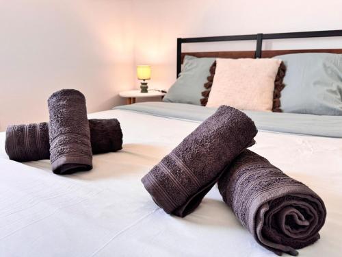 - un ensemble de serviettes laminées sur un lit dans l'établissement Appartement central cosy et calme près de la gare, à Toulon