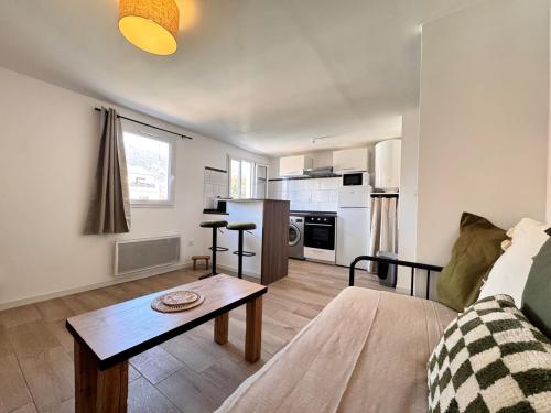 un salon avec un canapé et une table dans l'établissement Appartement central cosy et calme près de la gare, à Toulon