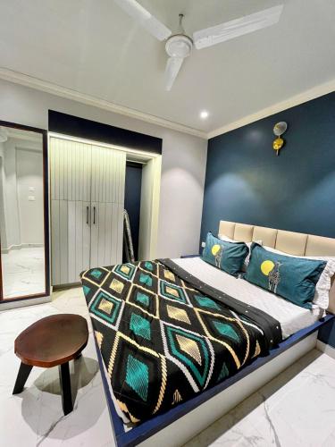 - une chambre avec un lit king-size et une chaise dans l'établissement Shore and More - 7 Mins Walk to the Benaulim beach, à Benaulim