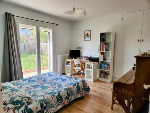 une chambre avec un lit, un bureau et une fenêtre dans l'établissement Spacieuse villa avec piscine et climatisation, à Caveirac
