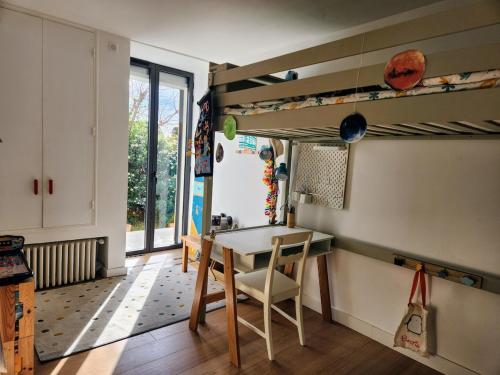 une salle à manger avec une table et une fenêtre dans l'établissement Spacieuse villa avec piscine et climatisation, à Caveirac