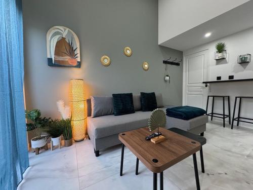 un salon avec un canapé et une table dans l'établissement La lyonnaise dans la jungle urbaine, à Vénissieux