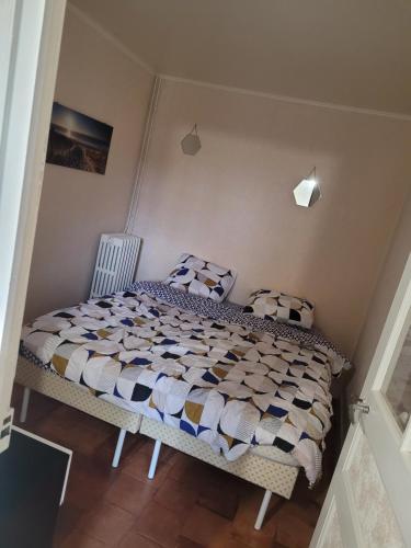 une chambre avec un lit avec des oreillers dessus dans l'établissement Maison de campagne le Joncher, à Chouzé-sur-Loire