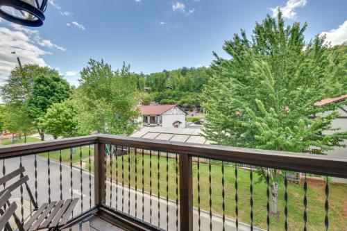 Μπαλκόνι ή βεράντα στο Condo Steps to Bavarian Village and River in Helen