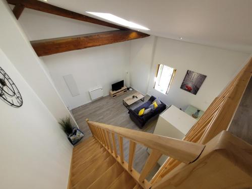 - un salon avec un canapé dans l'établissement Superbe appartement rénové - Lyon-Groupama stadium, à Rillieux-la-Pape