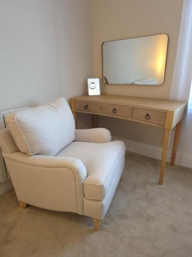 Posezení v ubytování Newly renovated stylish, 4 bedroom home from home