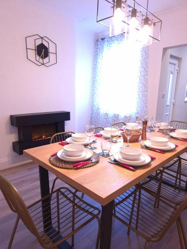 Fotografie z fotogalerie ubytování Newly renovated stylish, 4 bedroom home from home v destinaci Nether Edge
