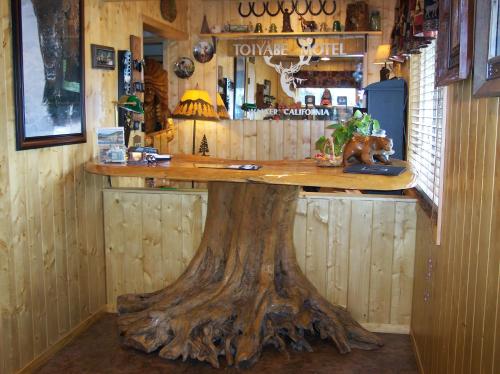 a table made out of a tree stump in a bar at Toiyabe Motel in Walker