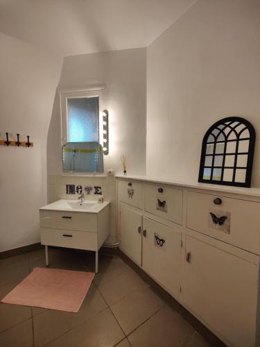 une salle de bain avec un lavabo et un miroir dans l'établissement large 5-bedroom 2 floor apartment 200 m2, à Nemours