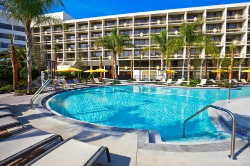 a large swimming pool in front of a hotel at Sheraton Orlando Lake Buena Vista Resort in Orlando