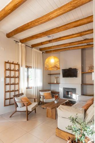 a living room with a couch and a tv at Cabañas Rio Soñado in Valle Grande