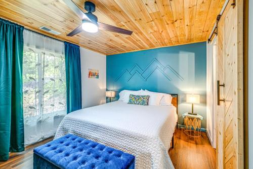 Ένα ή περισσότερα κρεβάτια σε δωμάτιο στο Renovated Franklin Home with Mountain-View Deck!