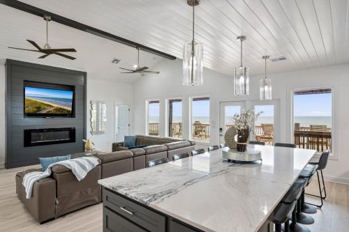 Χώρος καθιστικού στο Always 5 O'clock Beachfront Hot Tub Luxury Game Area