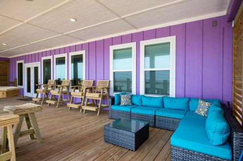 Χώρος καθιστικού στο Always 5 O'clock Beachfront Hot Tub Luxury Game Area