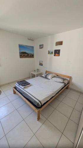 une chambre avec un grand lit dans une pièce dans l'établissement Superbe appartement quartier Timone, à Marseille