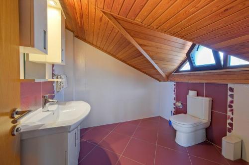 Ένα μπάνιο στο Large and Lovely Private Villa