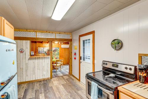 Η κουζίνα ή μικρή κουζίνα στο Deck, Hot Tub and Lake View Brownwood Home!