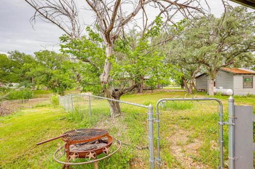Κήπος έξω από το Deck, Hot Tub and Lake View Brownwood Home!