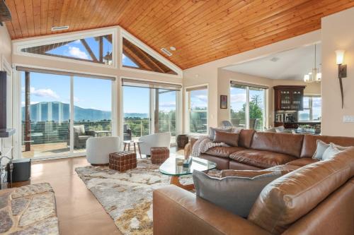 a living room with a couch and a table at Yosemite Cloudline Ridge with HUGE views-hot tub-game room! in Oakhurst