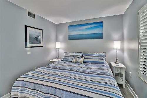Postel nebo postele na pokoji v ubytování Oceanfront Waterpointe 1 Unit 1002 Sleeps 3 Balcony Pools Free Parking